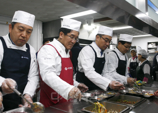 박춘원 아주캐피탈 사장(왼쪽 두 번째)과 임원진들이 거동이 불편한 빈곤 노인들을 위한 배식 봉사활동을 진행하고 있다. 아주캐피탈 제공.